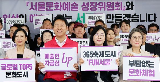문화예술인들과 기념촬영하는 오세훈 후보