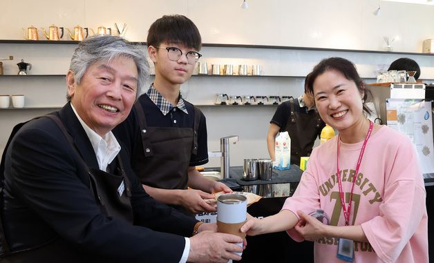 스승에게 마음 전하는 졸업생·재학생