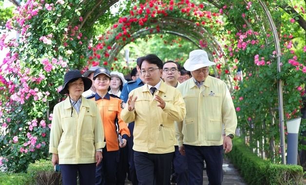 서울장미축제 안전 관리 현장 점검하는 김광용 본부장