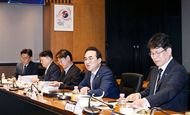과학기술 현장 간담회 주재하는 박홍근 장관