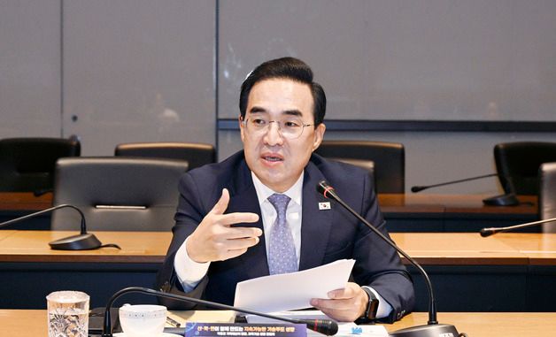 발언하는 박홍근 장관