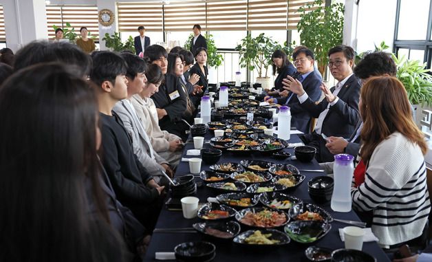 경남지역 관광두레 관계자 간담회 주재하는 최휘영 장관