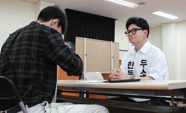 후보자 등록서류 검토를 기다리는 한동훈 후보