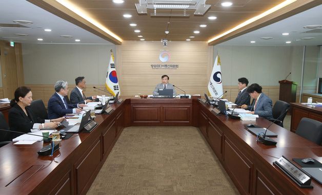 제10차 방미통위 전체회의 개최하는 김종철 위원장