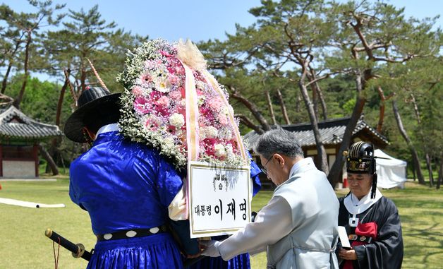 세종대왕 나신 날 629돌 기념 숭모제전 행사, 헌화하는 허민 청장