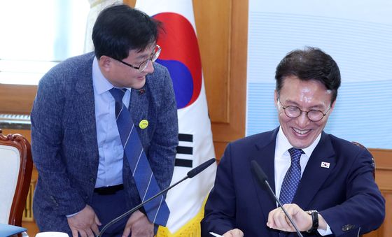 김성환 장관과 대화하는 김민석 총리