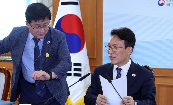 김민석 총리, 김성환 환경부 장관과 대화