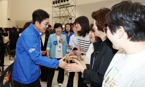 간호사들과 인사 나누는 정원오 후보