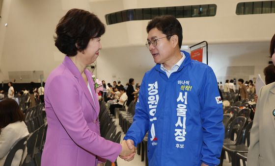 박정선 서울간호사회 회장과 인사 나누는 정원오