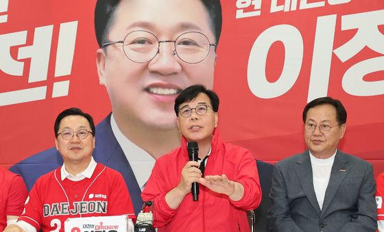 허태정 민주당 대전시장 후보 지적하는 송언석 원내대표