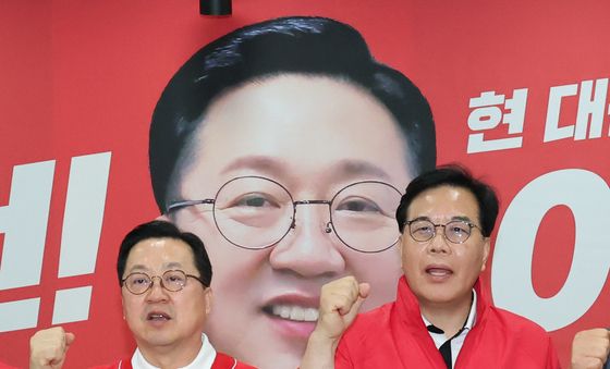 이장우 대전시장 후보와 파이팅하는 송언석