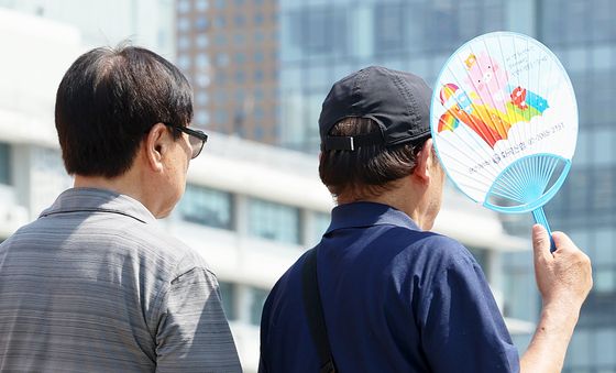 부채로 가린 햇살