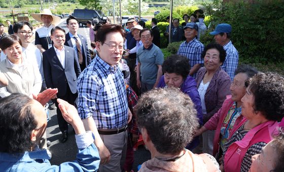 모내기 앞서 주민들과 대화하는 이재명 대통령
