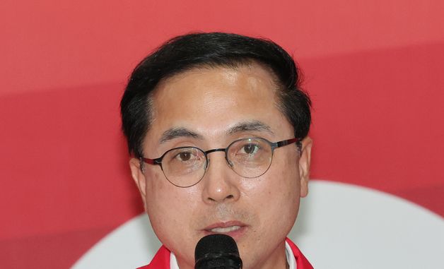 후보자 공동 기자회견 발언하는 박희조 대전 동구청장 후보