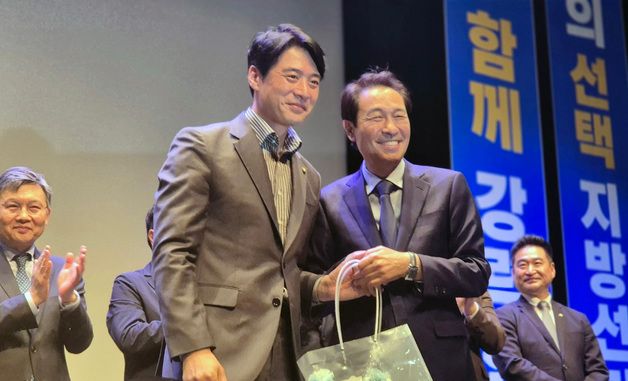 우상호에게 꽃다발 전하는 한준호