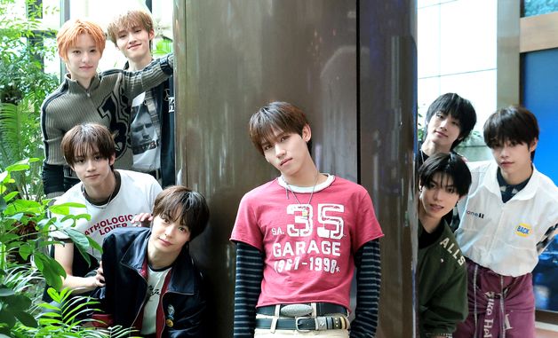 유어즈, '오렌지 레코드'로 최종 데뷔한 '비 마이 보이즈'