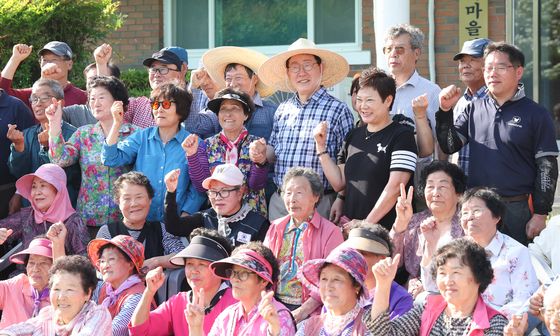 대구 군위 주민들과 기념촬영 하는 이재명 대통령