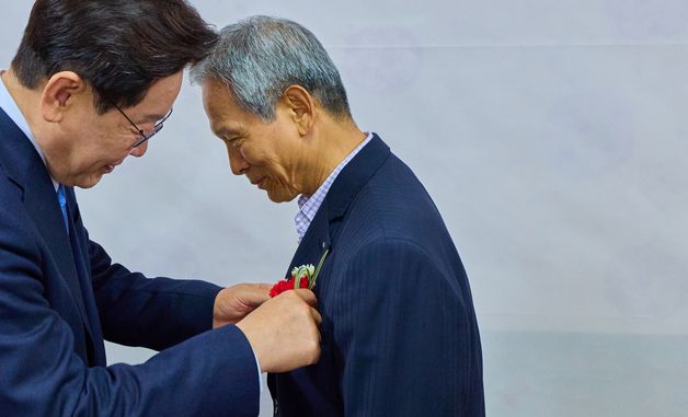 스승의날, 은사 박병기 선생님 만난 이재명 대통령