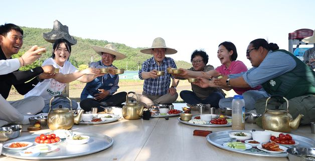 대구 군위군 농민들 만난 이재명 대통령