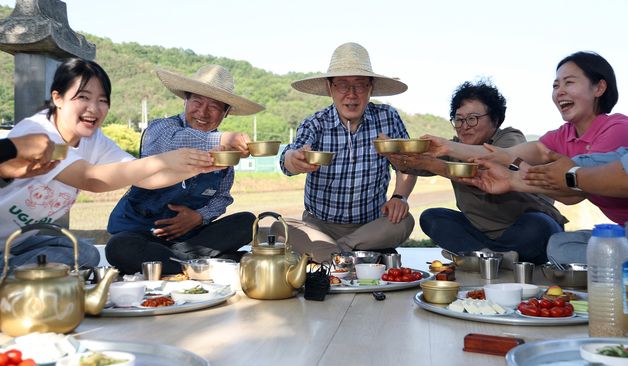 이재명 대통령, 대구 군위군 농민들과 새참