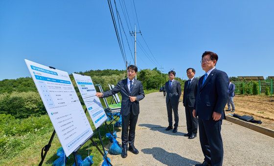 대구경북 통합 신공항 부지 설명 듣는 이재명 대통령