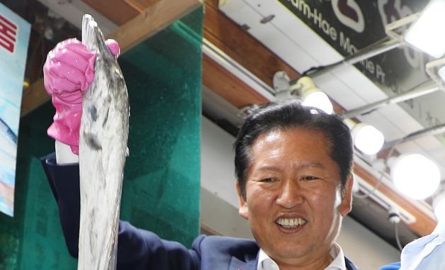 제주산 갈치 든 정청래