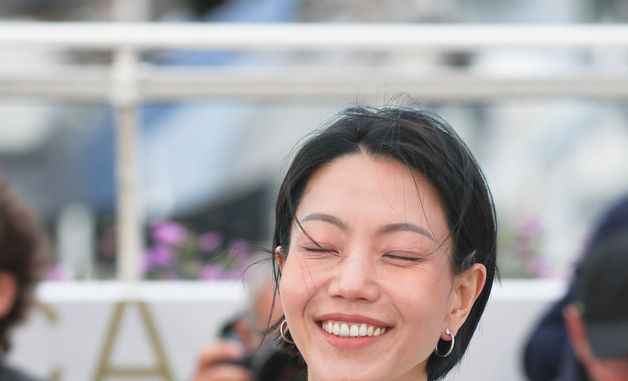 '군체' 칸 포토콜...하트 포즈 선보이는 김신록