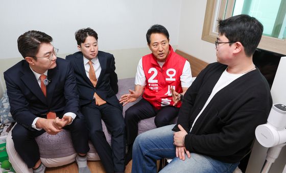원룸 찾아 청년 의견 청취하는 오세훈·이준석·김정철