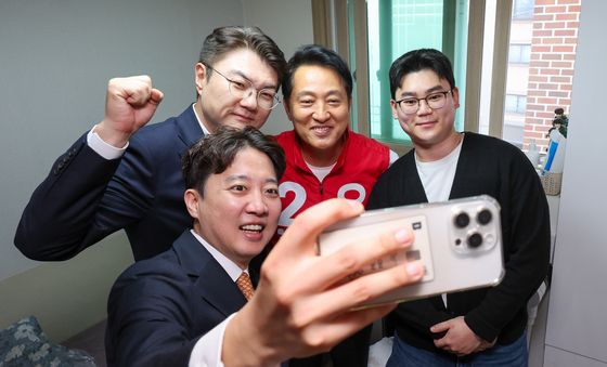 20대 청년 고충 들은 뒤 셀카찍는 오세훈·이준석·김정철