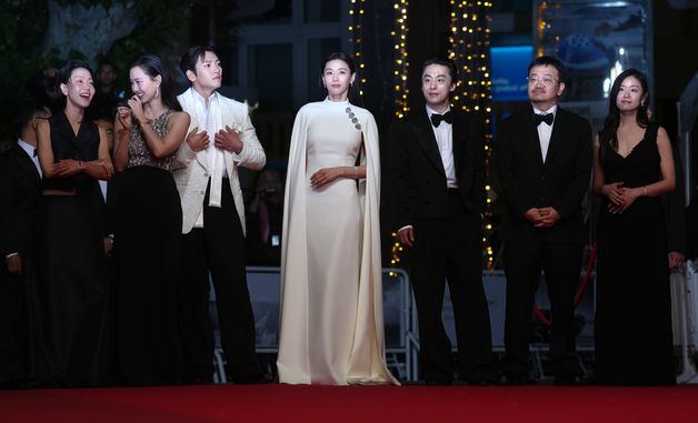 '군체' 주역들, 칸 레드카펫 서다