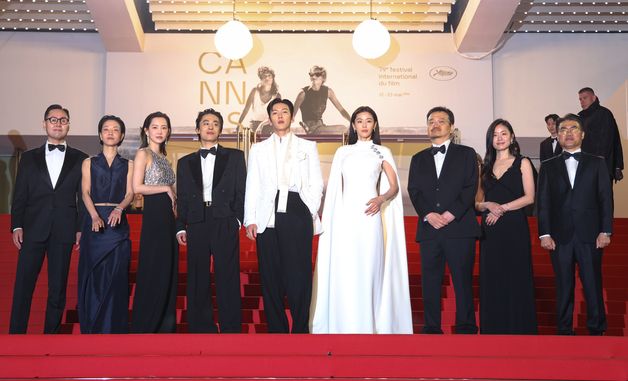 레드 카페에 올라 포즈 취하는 '군체' 주역들