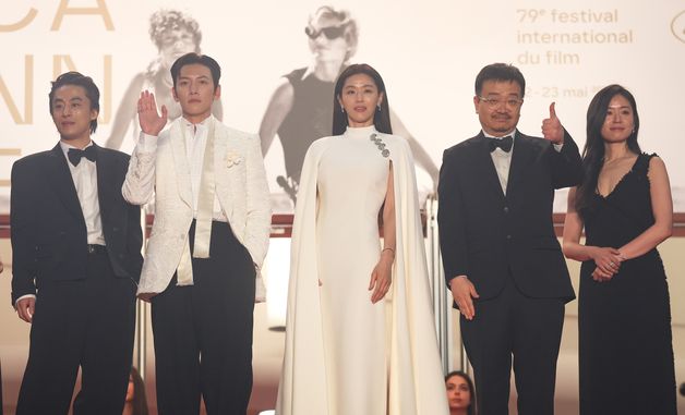 전지현 '돋보이는 화이트 드레스'