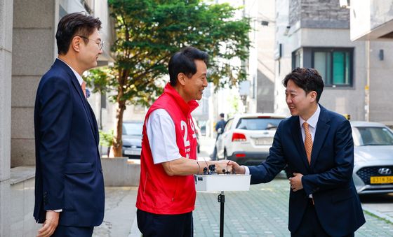 이준석 대표와 악수하는 오세훈 시장