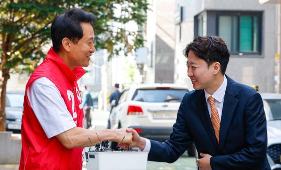 악수하는 오세훈·이준석