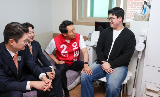 대학생 격려하는 오세훈