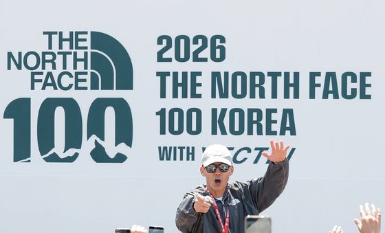 완주 후 축하 무대 선보이는 션