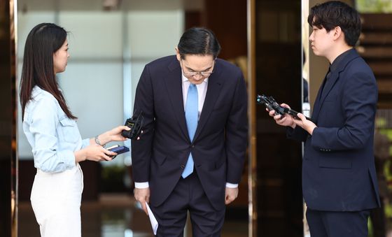 고개숙여 사과하는 이재용 삼성전자 회장