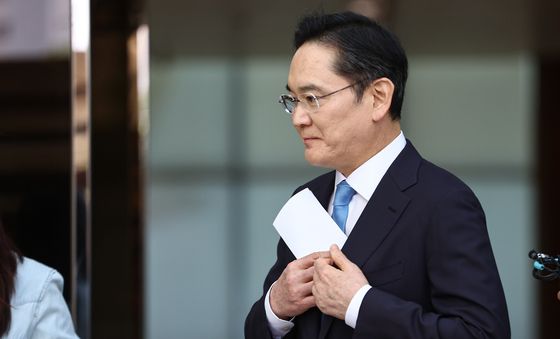공항 나서는 이재용 회장