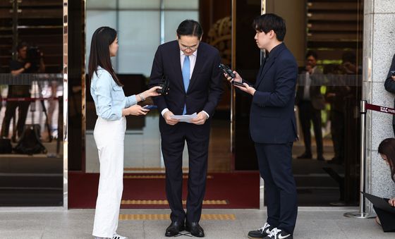 고개숙여 인사하는 이재용 삼성전자 회장