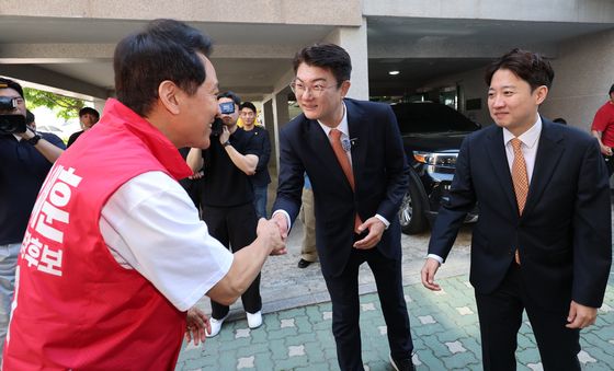 오세훈 후보, 개혁신당 이준석 대표·김정철 후보와 함께