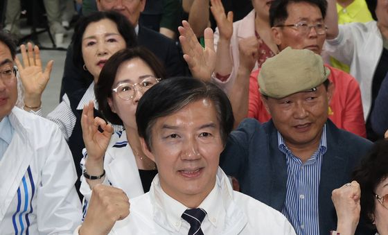 지지자들과 기념촬영하는 조국 후보