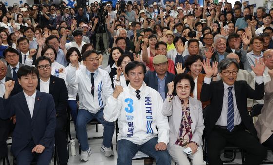 지지자들과 기념촬영하는 조국 후보