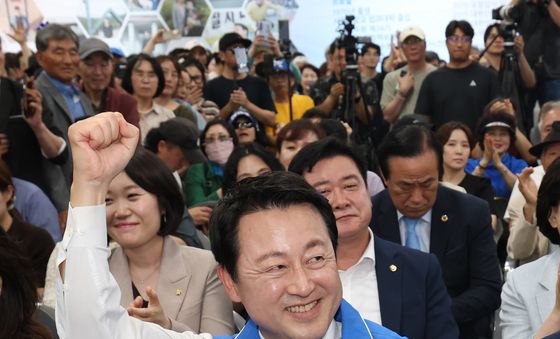 주먹 불끈 쥔 김용남 후보