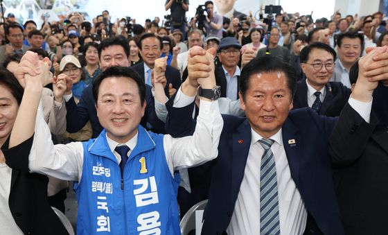 정청래·김용남 '손 번쩍'