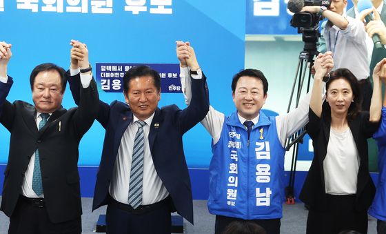 기념촬영하는 정청래·김용남