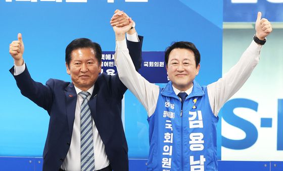 두 손 번쩍 든 정청래·김용남