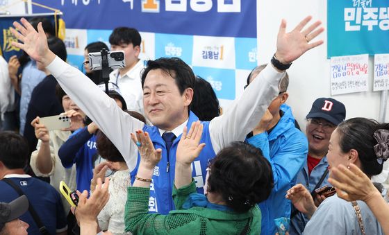 지지자들과 인사하는 김용남 후보