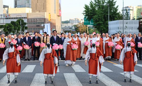 로봇스님 '연등회 준비완료'