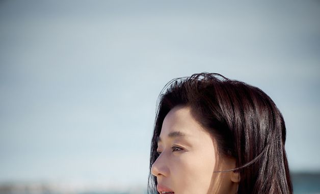 칸 해변서 깊은 눈빛 보내는 '군체' 전지현