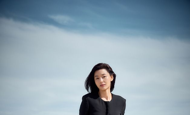 칸 크루아제트 해변 거닐고 있는 '군체' 전지현